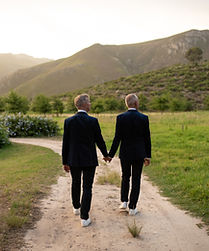 Casal caminhando ao ar livre