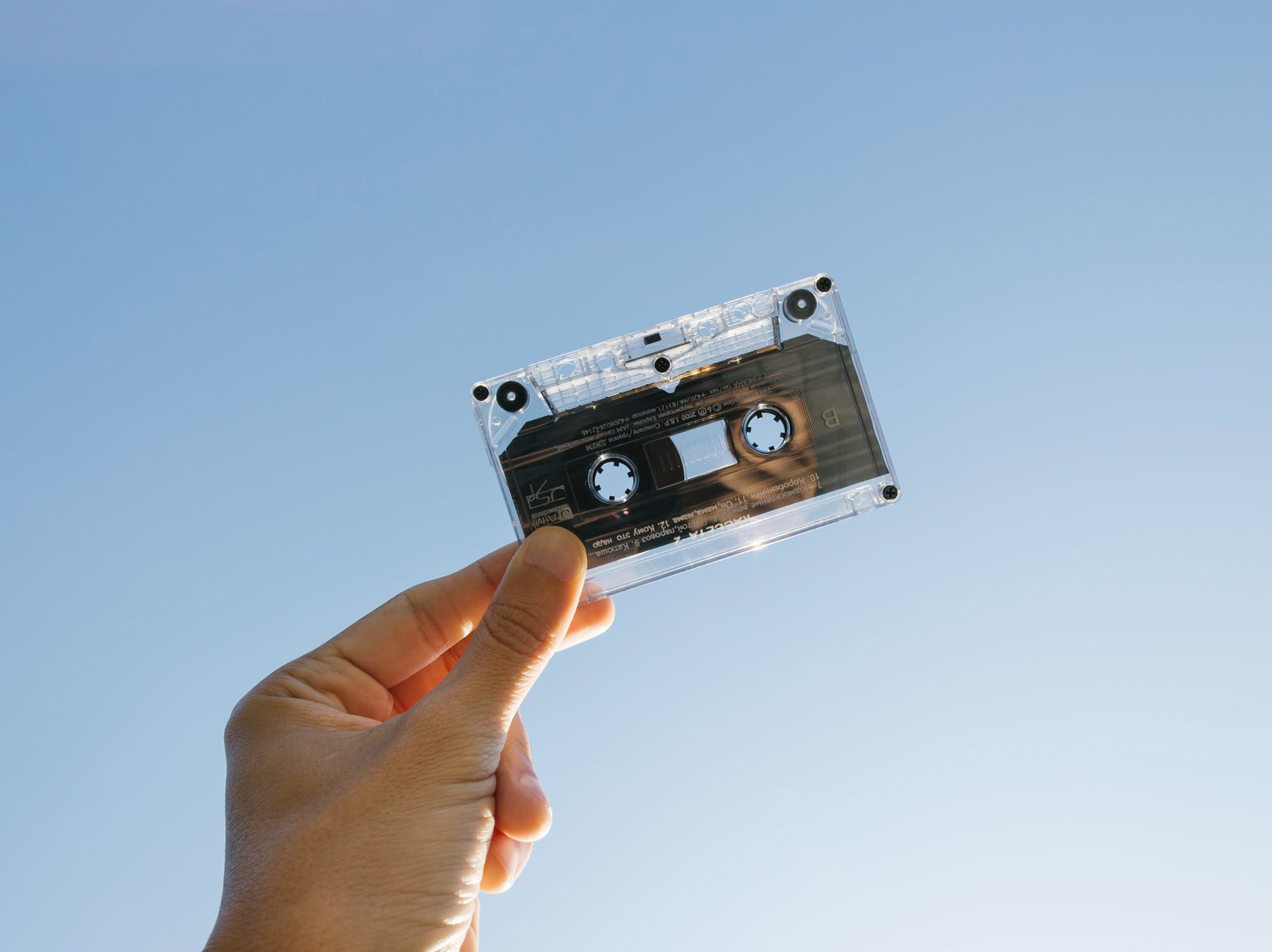 Hand hält Kassette