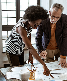 Ein Mann und eine Frau, die einen Entwurf betrachten