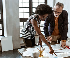 Een vrouw en man kijken samen naar een ontwerp.