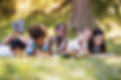 Enfants lisant en plein air