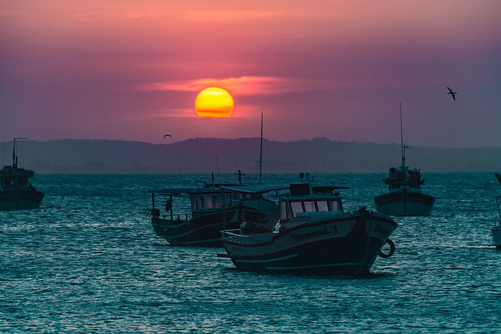 Pôr do sol em alto mar