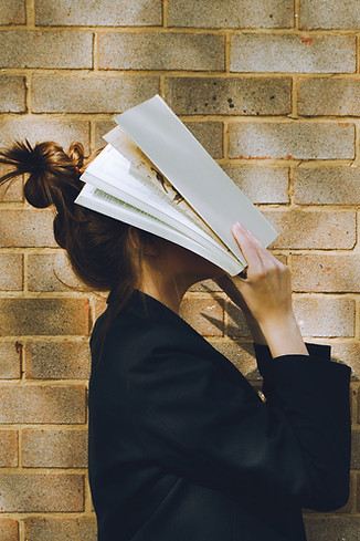 Mulher segurando um livro