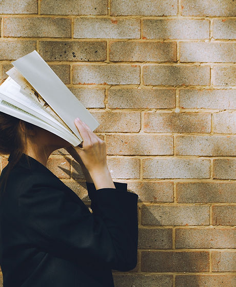 Mulher segurando um livro
