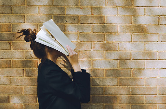 Mulher segurando um livro