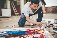 Artista pintando en el suelo