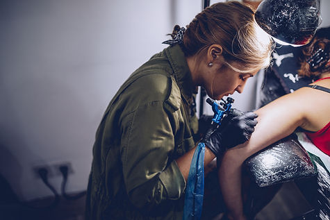 Artista del tatuaje femenino