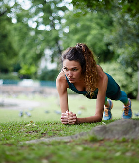 Frau, die im Freien trainiert