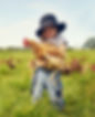 Kind hält Huhn
