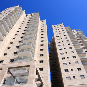 Photo shows an apartment building in Northern Virginia siding before and after Moore power washing 
