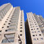 Prédio residencial alto com varandas visto de baixo