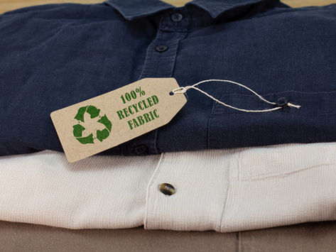 Diseñadores de moda sostenible presentando colecciones con tejidos reciclados y producción local en evento Rethink Black Friday