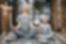 Gezin mediteert samen: kinderen ontdekken innerlijke rust en concentratie met begeleide meditatietechnieken. Ontdek onze meditatiegidsen en ontspanningsoefeningen voor kinderen