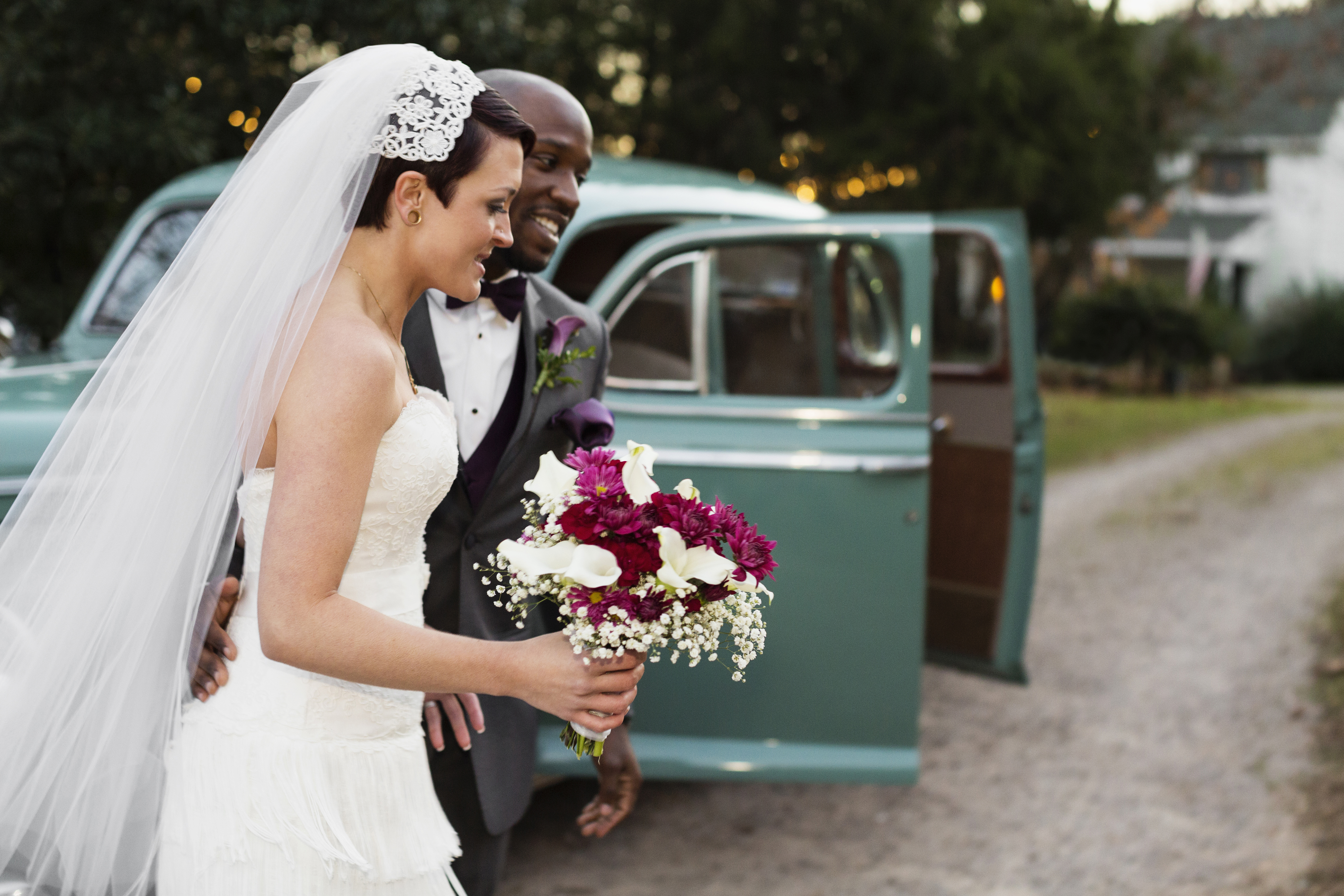 Pareja de novios sonriendo