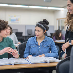 Enseignant avec étudiants