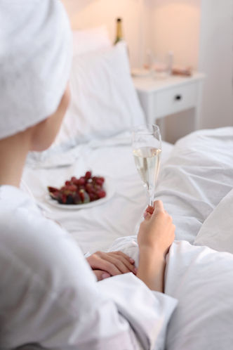 Пить шампанское