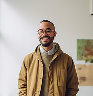 Personne souriante à l'intérieur