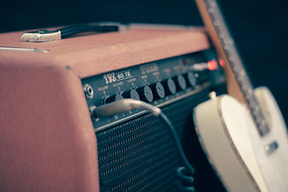 Amplificador y guitarra