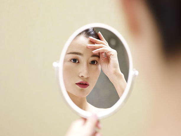 Personne regardant le miroir