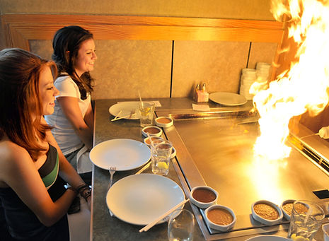 Hibachi 酒吧的兩個女人