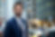 Empresario sonriente al aire libre