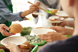 Personnes servant de la nourriture