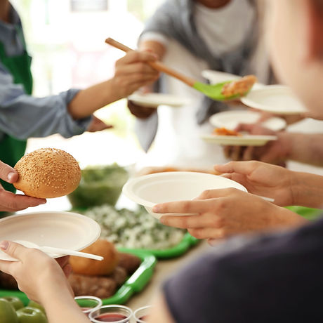Personnes servant de la nourriture