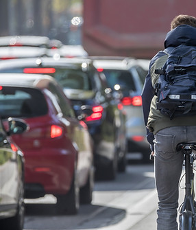 Fahrrad auf Autobahn