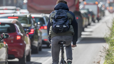 Der Oberste Gerichtshof hat sich in einer neuen Entscheidung zu GZ 2 Ob 15/25g mit der Helmpflicht beim E-Bike Fahren beschäftig.