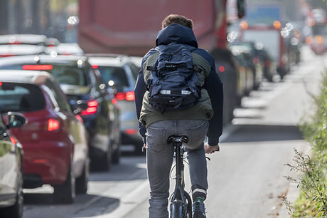 Fahrrad auf Autobahn