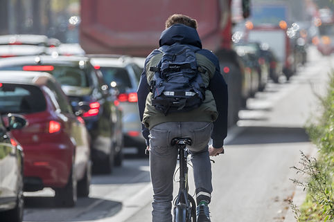 Fahrrad auf Autobahn