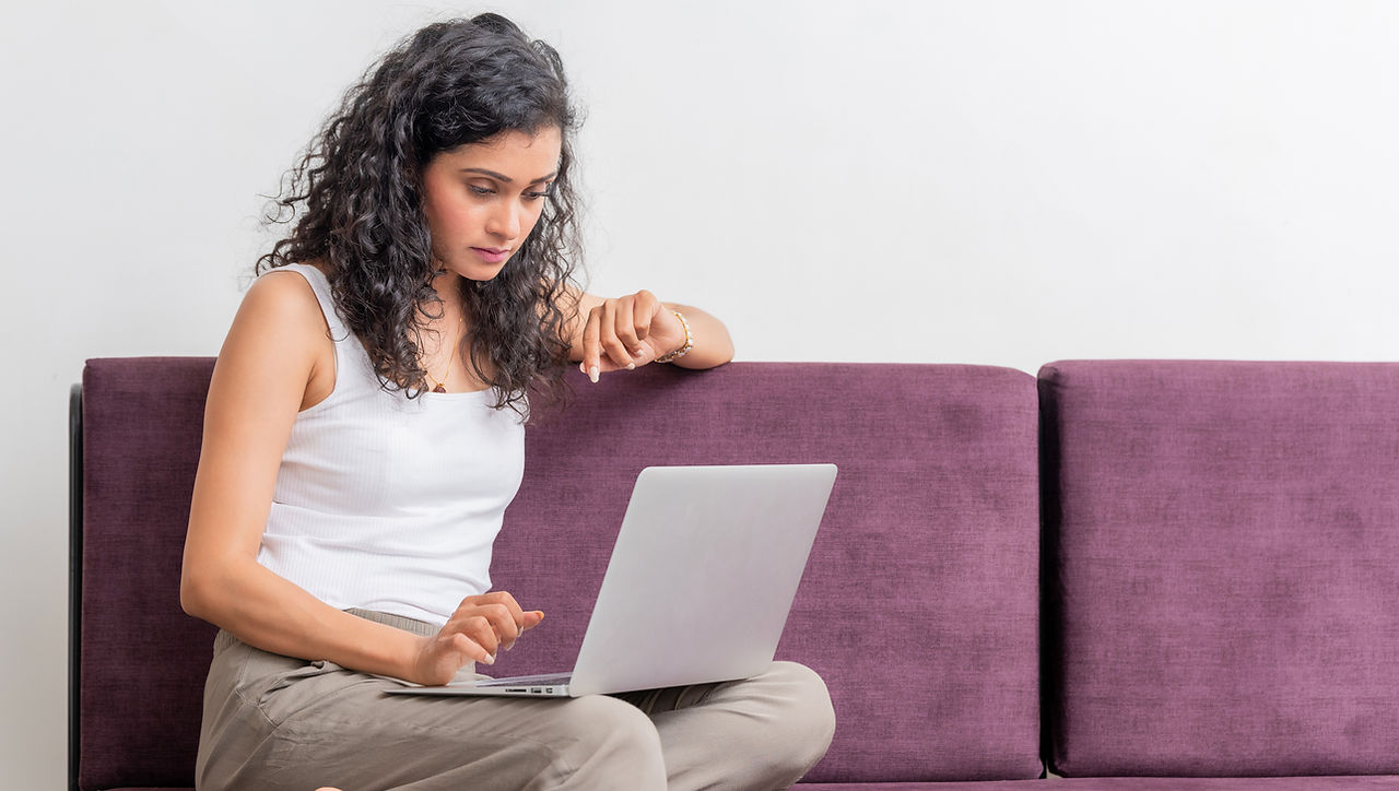 Ausbilderschein Onlinekurs Teilnehmerin, die sich auf die Ausbildereignungsprüfung AEVO mit dem AdA Onlinekurs vorbereitet, um Ausbilder zu werden