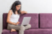 Femme avec ordinateur portable
