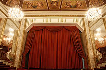No teatro