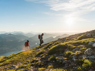 Pärchen wandert auf Berg