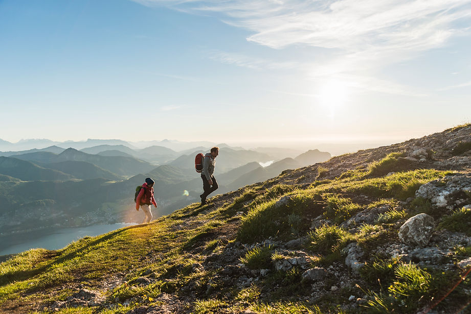Junges Pärchen am Berg mit Aussicht auf See