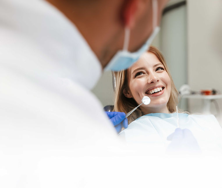 Frau lächelt beim Zahnarzt