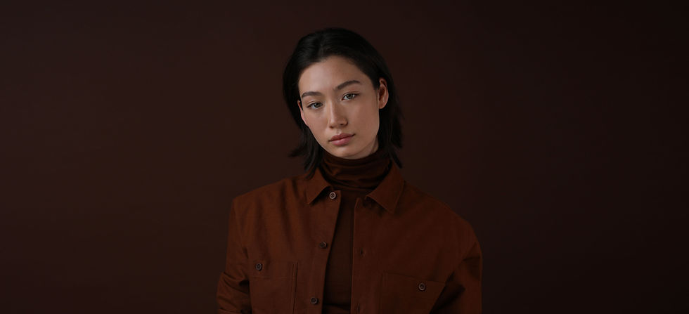 身穿棕色衣服的女子