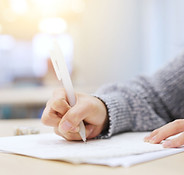 Estudiante de escritura de papel