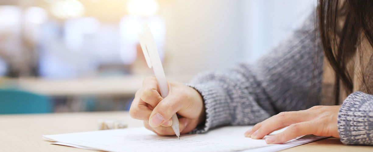 勉強中の学生