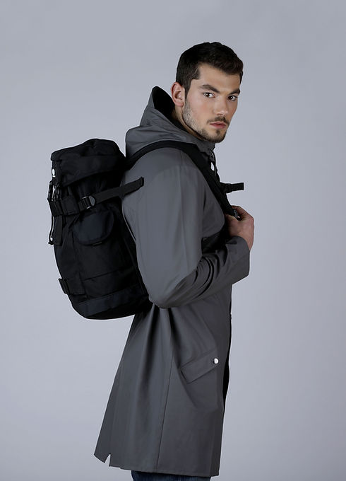 Homem usando mochila
