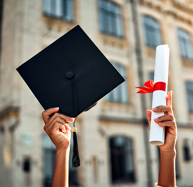 Gorra de graduación levantada