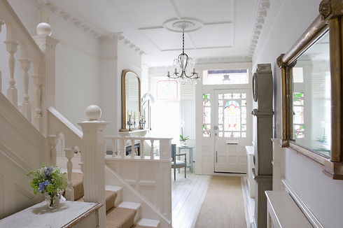 Entrance hall with ceiling rose
