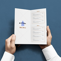 Menü für ein Gastronomie-Konzept in der Hand