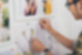 Artiste accrochant ses croquis de mode