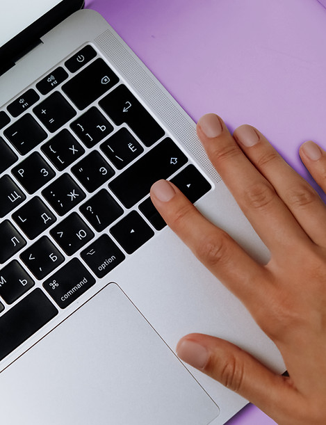 Main sur le clavier