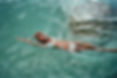 Femme se détendant dans l'eau