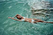 Schwimmen im Bikini