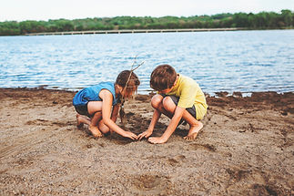 Kinder spielen im Freien