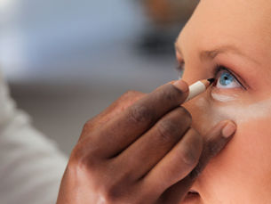 Crayon pour les yeux : souligner le regard sans mettre la santé en danger
